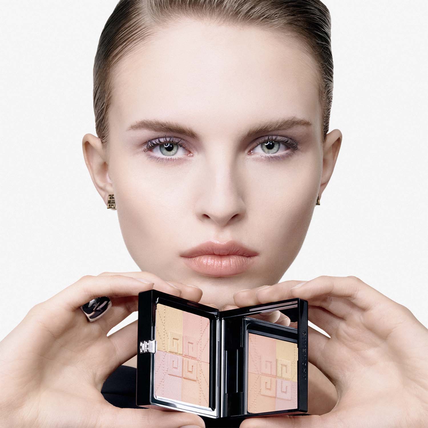 PRISME LIBRE PRESSED POWDER 4 TONO POLVO FIJADOR MATIFICANTE Y DIFUMINADOR DE ACABADO MATE DE LARGA DURACIÓN (POLVO MATIFICADOR PARA ROSTRO)